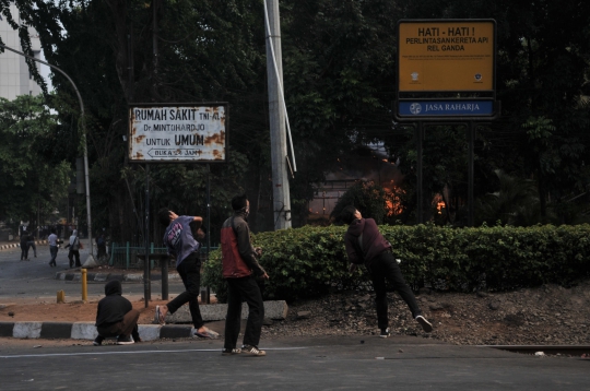 Pos Polisi Pejompongan Terbakar Saat Demo