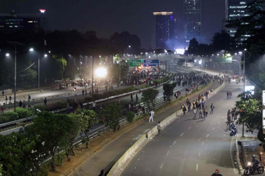Suasana Jalan Depan Gedung DPR yang Kembali Lumpuh