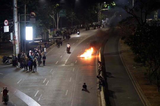 Suasana Jalan Depan Gedung DPR yang Kembali Lumpuh