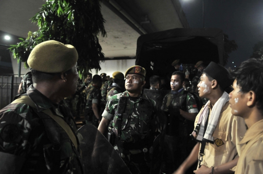 TNI Tenangkan Siswa yang Bentrok dengan Polisi