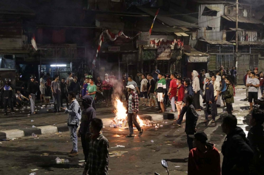 Hingga Tengah Malam, Massa Masih Bertahan di Jalan Pejompongan