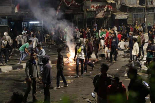 Hingga Tengah Malam, Massa Masih Bertahan di Jalan Pejompongan