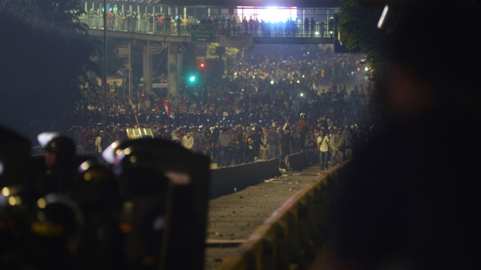 Suasana Mencekam Pembubaran Massa Sekitar Gedung DPR Tadi Malam