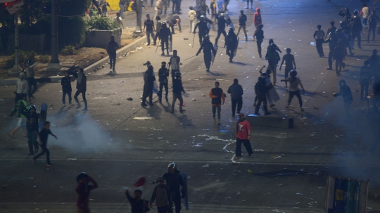 Suasana Mencekam Pembubaran Massa Sekitar Gedung DPR Tadi Malam