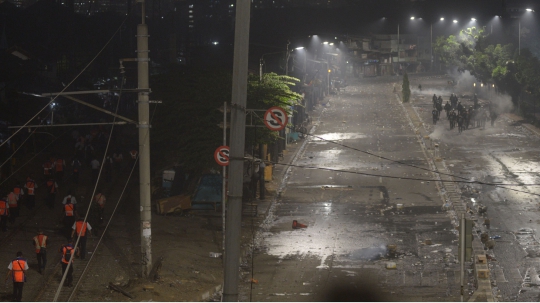 Suasana Mencekam Pembubaran Massa Sekitar Gedung DPR Tadi Malam