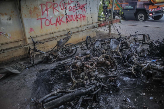 Penampakan Sisa Motor Terbakar Akibat Demo di Slipi