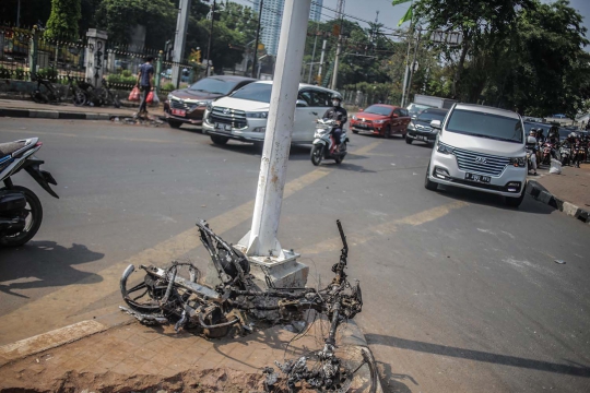 Penampakan Sisa Motor Terbakar Akibat Demo di Slipi