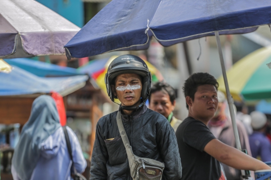 Sisa Gas Air Mata Pascabentrok Massa dan Aparat Ganggu Aktivitas Warga