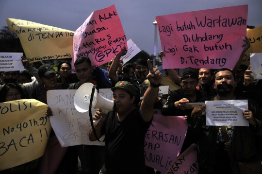 Aksi Mengecam Kekerasan Polisi Terhadap Wartawan