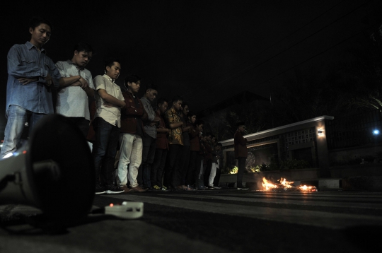 Salat Gaib dan Lilin Duka Cita untuk Randy