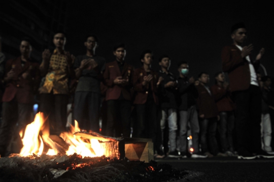 Salat Gaib dan Lilin Duka Cita untuk Randy