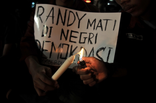 Salat Gaib dan Lilin Duka Cita untuk Randy