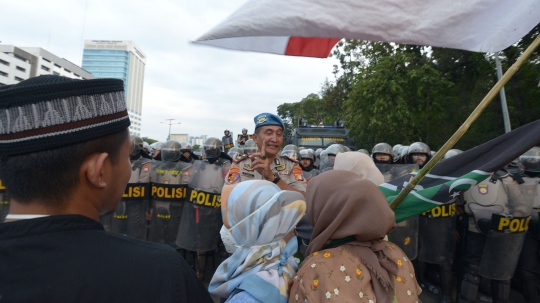 Demo di DPR, Mahasiswa HMI Tuntut Pelaku Penembakan Mahasiswa Kendari Diadili