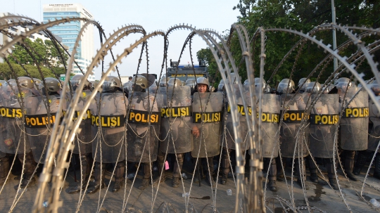 Demo di DPR, Mahasiswa HMI Tuntut Pelaku Penembakan Mahasiswa Kendari Diadili