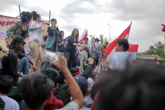 Aksi Gadis-gadis Cantik di Konser Rakyat Depan Gedung DPR/MPR