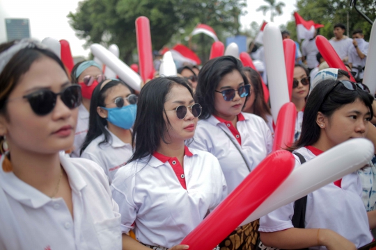 Aksi Gadis-gadis Cantik di Konser Rakyat Depan Gedung DPR/MPR