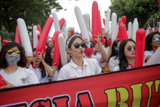 Aksi Gadis-gadis Cantik di Konser Rakyat Depan Gedung DPR/MPR