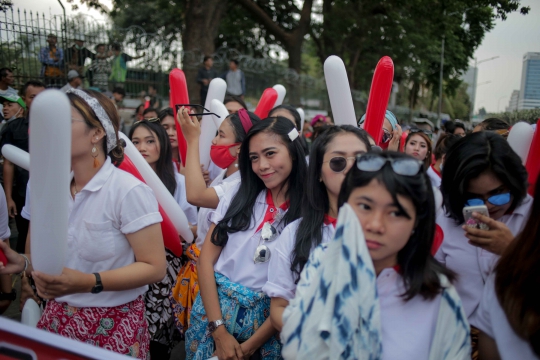 Aksi Gadis-gadis Cantik di Konser Rakyat Depan Gedung DPR/MPR