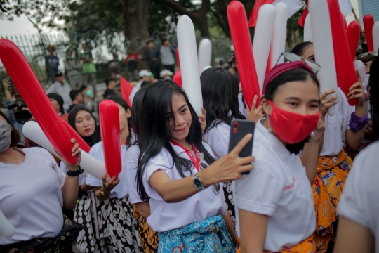 Aksi Gadis-gadis Cantik di Konser Rakyat Depan Gedung DPR/MPR