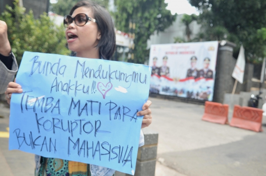 Kecam Tindakan Represif Polisi, Emak-Emak Geruduk Polda Metro Jaya