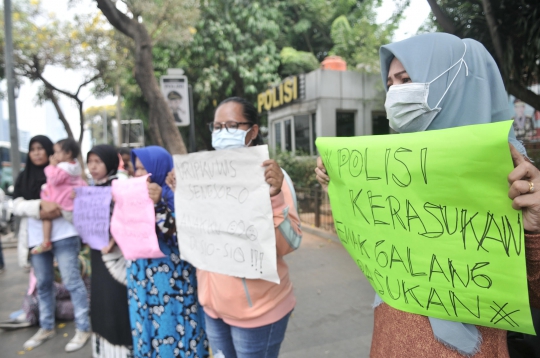 Kecam Tindakan Represif Polisi, Emak-Emak Geruduk Polda Metro Jaya