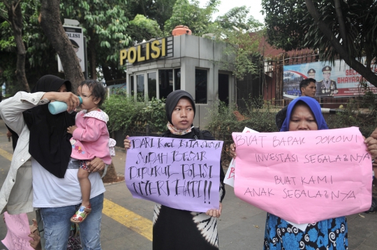 Kecam Tindakan Represif Polisi, Emak-Emak Geruduk Polda Metro Jaya
