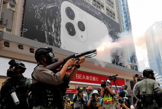Perjuangan Wartawan Abadikan Peristiwa Bentrokan di Hong Kong
