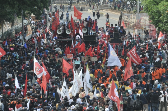 Massa Demonstran Mulai Berdatangan ke Gedung DPR