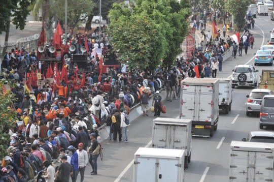 Massa Demonstran Mulai Berdatangan ke Gedung DPR