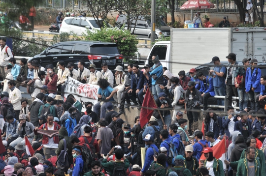 Massa Demonstran Mulai Berdatangan ke Gedung DPR