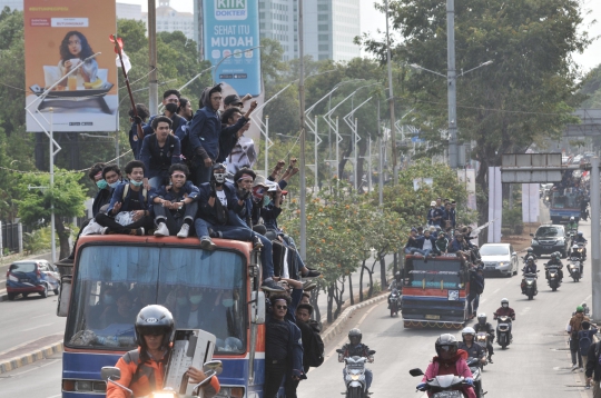 Massa Demonstran Mulai Berdatangan ke Gedung DPR