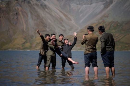Serunya Pelajar Korea Utara Piknik di Danau Surga