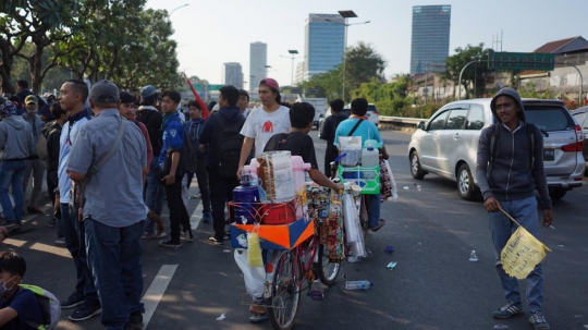 Berkah Asongan di Tengah Aksi Demonstrasi