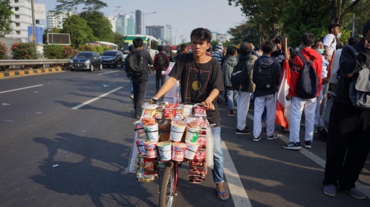 Berkah Asongan di Tengah Aksi Demonstrasi