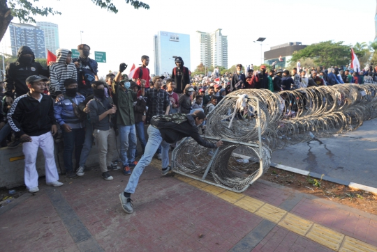 Aksi Pengunjuk Rasa Serang Barikade Polisi di DPR