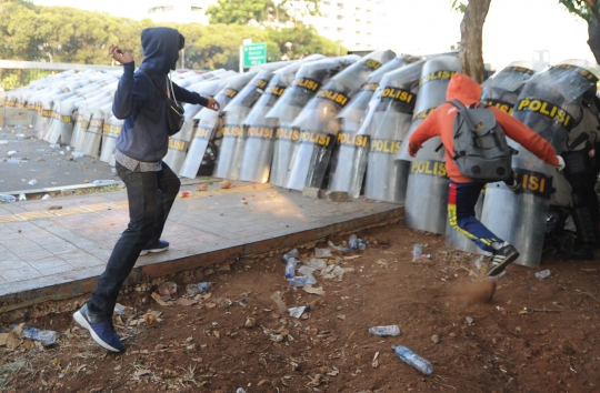 Aksi Pengunjuk Rasa Serang Barikade Polisi di DPR