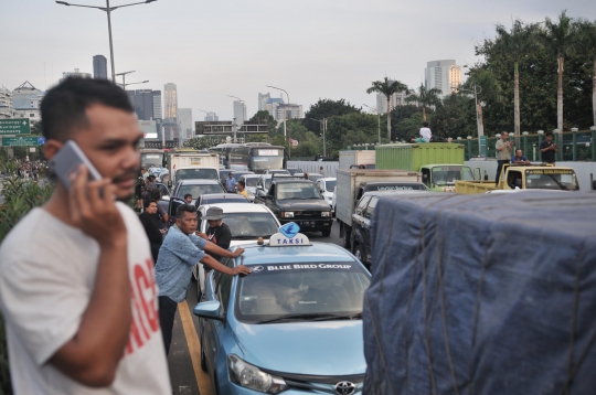 Puluhan Kendaraan di Jalan Tol Terjebak Bentrokan