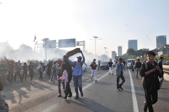 Puluhan Kendaraan di Jalan Tol Terjebak Bentrokan