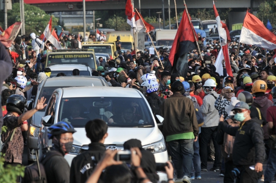 Puluhan Kendaraan di Jalan Tol Terjebak Bentrokan