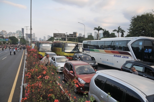 Puluhan Kendaraan di Jalan Tol Terjebak Bentrokan