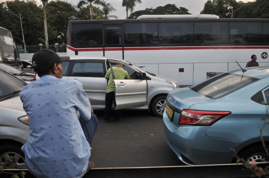 Puluhan Kendaraan di Jalan Tol Terjebak Bentrokan