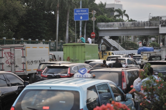 Puluhan Kendaraan di Jalan Tol Terjebak Bentrokan