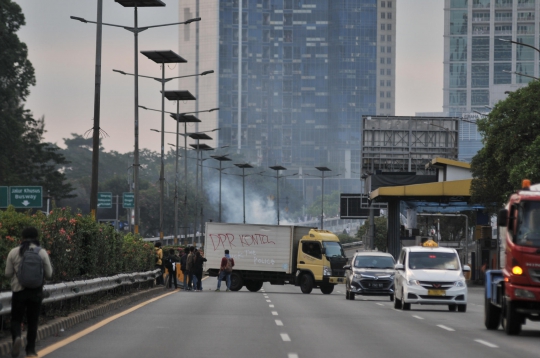 Puluhan Kendaraan di Jalan Tol Terjebak Bentrokan