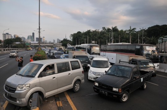 Puluhan Kendaraan di Jalan Tol Terjebak Bentrokan