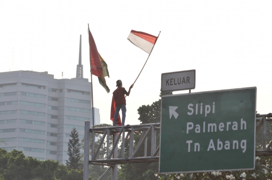 Puluhan Kendaraan di Jalan Tol Terjebak Bentrokan