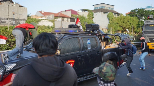 Melintasi Lokasi Demo DPR, Mobil Polisi Diamuk Massa