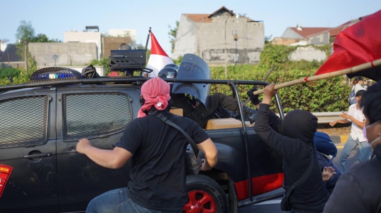 Melintasi Lokasi Demo DPR, Mobil Polisi Diamuk Massa