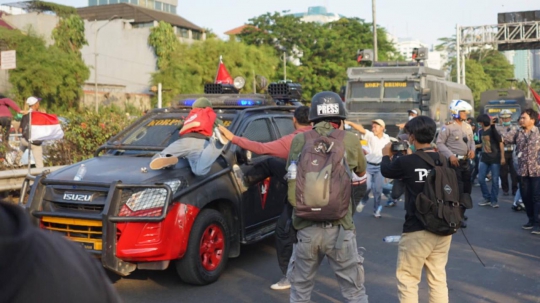 Melintasi Lokasi Demo DPR, Mobil Polisi Diamuk Massa