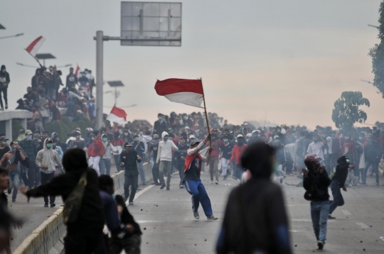 Bentrokan Massa vs Polisi di Depan Gedung BPK