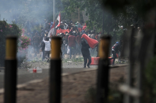 Bentrokan Massa vs Polisi di Depan Gedung BPK